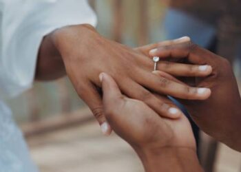 Proposal hands ring